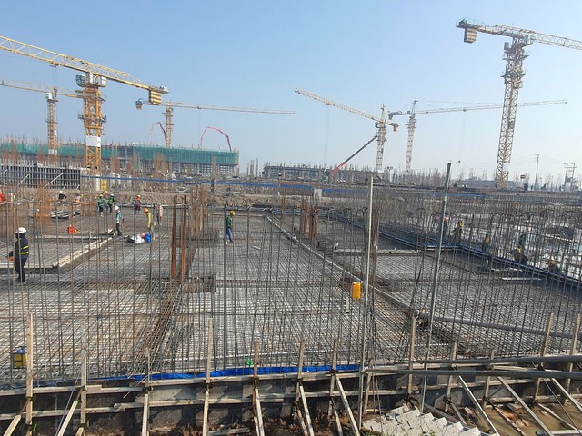 Gần 2.000 công nhân hối hả làm việc trên công trường để đưa dự án về đích.