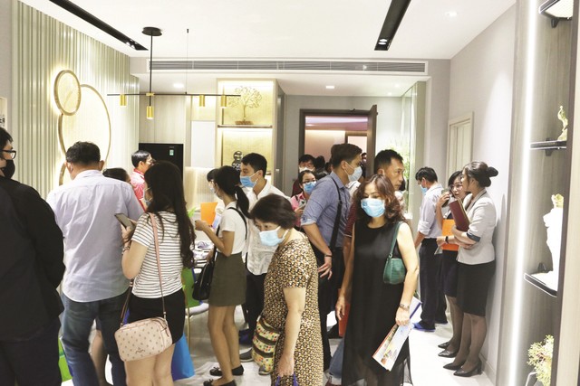 Khách hàng tham quan căn hộ mẫu tại một dự án ở TP.HCM. Ảnh: Lê Toàn. Khách hàng tham quan căn hộ mẫu tại một dự án ở TP.HCM. Ảnh: Lê Toàn.