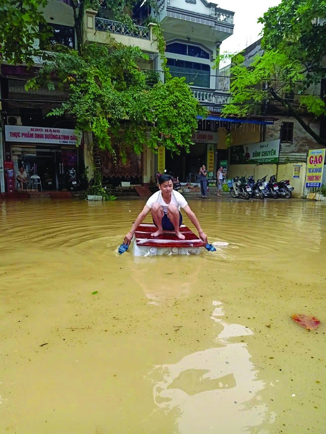 Giám định viên phải sử dụng những phương tiện tự chế như bè, ván... để tiếp cận hiện trường nơi có tổn thất.