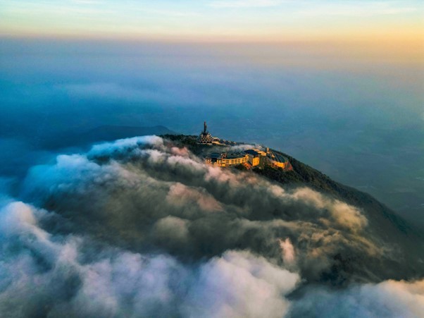 Vẻ đẹp vô thực của thiên nhiên từ đỉnh núi Bà Đen. Vẻ đẹp vô thực của thiên nhiên từ đỉnh núi Bà Đen.