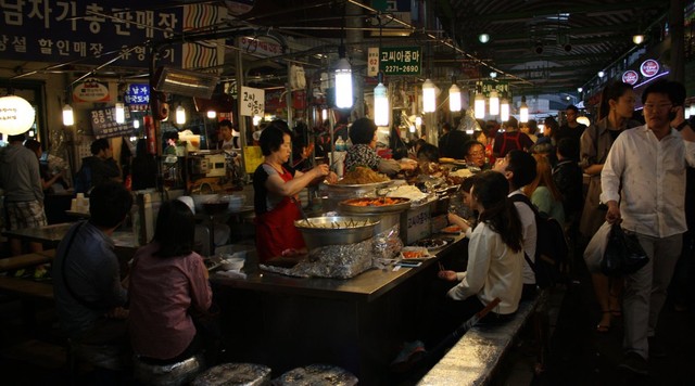 Khu chợ đêm Dongdaemun nổi tiếng tại “thành phố không ngủ” Seoul/