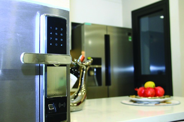 Người trẻ thích các trải nghiệm công nghệ, từ những điều đơn giản như khóa cửa căn hộ. Ảnh: Bình Minh.