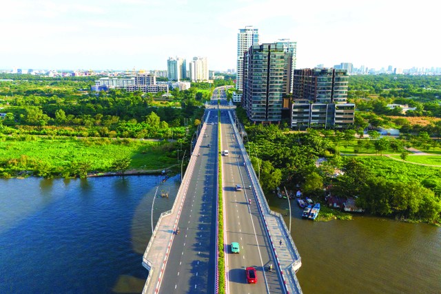 Giá bán bất động sản cao cấp TP.HCM khó hãm đà tăng. Ảnh: Lê Toàn.