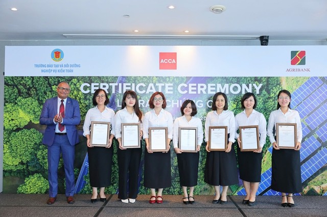 Ông Ren Varma trao Chứng chỉ cho các học viên của Agribank tham gia 3 khóa học. Ảnh: ACCA Việt Nam. Ông Ren Varma trao Chứng chỉ cho các học viên của Agribank tham gia 3 khóa học. Ảnh: ACCA Việt Nam.