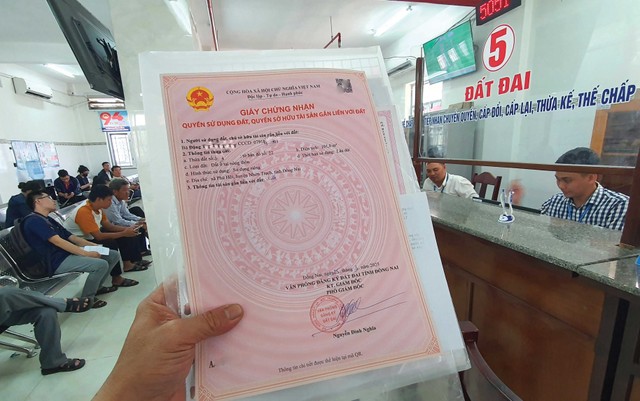 Để cầm được sổ hồng trên tay là một hành trình rất dài. Ảnh: Việt Dũng. Để cầm được sổ hồng trên tay là một hành trình rất dài. Ảnh: Việt Dũng.