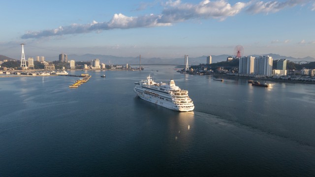 Cảng tàu khách quốc tế Hạ Long nằm trong quần thể Sun Elite City, có thể đón được các siêu du thuyền trên thế giới. Ảnh: AD.