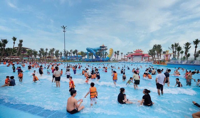 Dòng tiền có xu hướng dịch chuyển về vùng ven Hà Nội (Trong ảnh: Người dân vui chơi tại dự án Sun Urban City Hà Nam). Ảnh: Dũng Minh. Dòng tiền có xu hướng dịch chuyển về vùng ven Hà Nội (Trong ảnh: Người dân vui chơi tại dự án Sun Urban City Hà Nam). Ảnh: Dũng Minh.