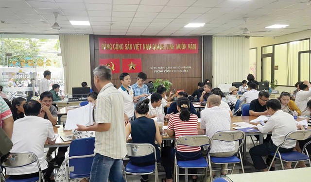 Người dân tấp nập đi công chứng nhà đất tại Phòng công chứng số 3, TP. Thủ Đức cũ. Ảnh: Lê Toàn.