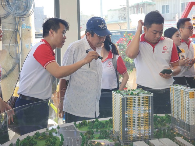 Môi giới dự án Bcons giới thiệu sản phẩm cho khách hàng. Việt Dũng. Môi giới dự án Bcons giới thiệu sản phẩm cho khách hàng. Việt Dũng.