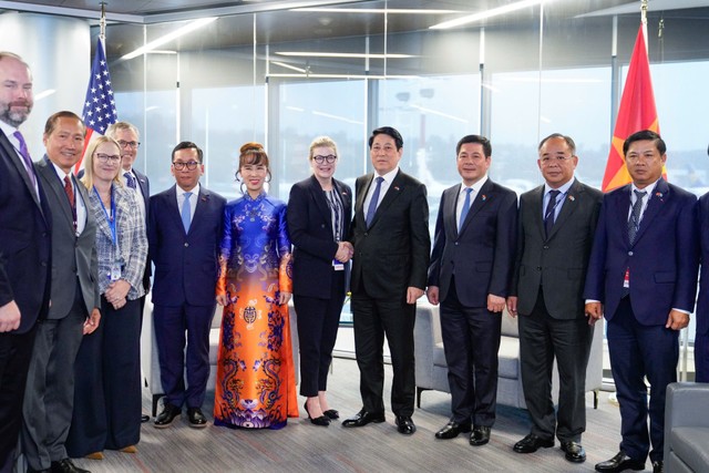Chủ tịch nước Lương Cường cùng đoàn lãnh đạo cấp cao Việt Nam, Vietjet và Boeing. Chủ tịch nước Lương Cường cùng đoàn lãnh đạo cấp cao Việt Nam, Vietjet và Boeing.