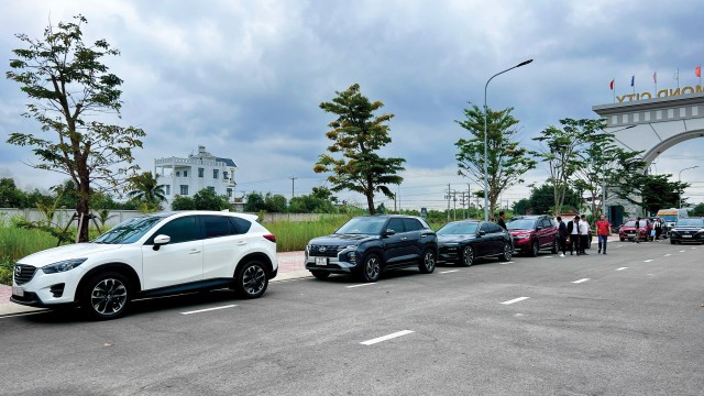 Nhà đầu tư đi xem đất tại Đồng Nai. Ảnh: Việt Dũng.