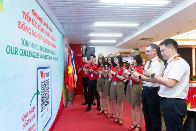 Các phi công, tiếp viên Vietjet đóng góp ủng hộ người dân vùng bão lũ