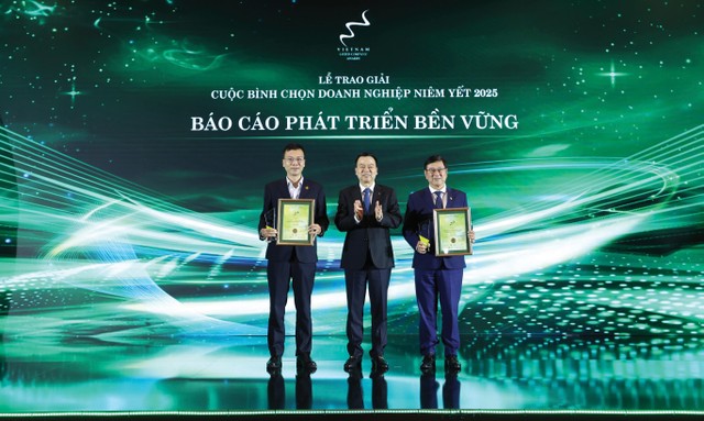 Ông Nguyễn Đức Chi, Thứ trưởng Bộ Tài chính trao Giải Nhất Báo cáo phát triển bền vững cho Ngân hàng HDBank (Nhóm tài chính) và CTCP Phân bón Dầu khí Cà Mau (Nhóm Phi tài chính)