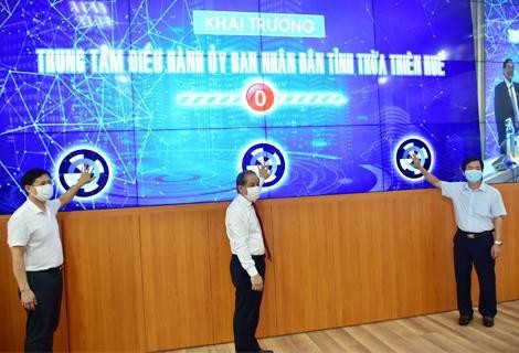 Lãnh đạo tỉnh Thừa Thiên Huế thực hiện nghi thức bấm nút khai trương Trung tâm điều hành UBND tỉnh Thừa Thiên Huế.
