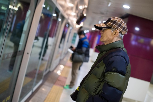 Hàng ngàn người cao tuổi Hàn Quốc vật lộn để kiếm sống ảnh 1