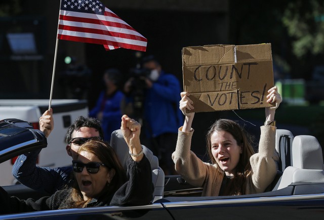 Những người ủng hộ phe Cộng hoà diễu hành trước ngày bầu cử
