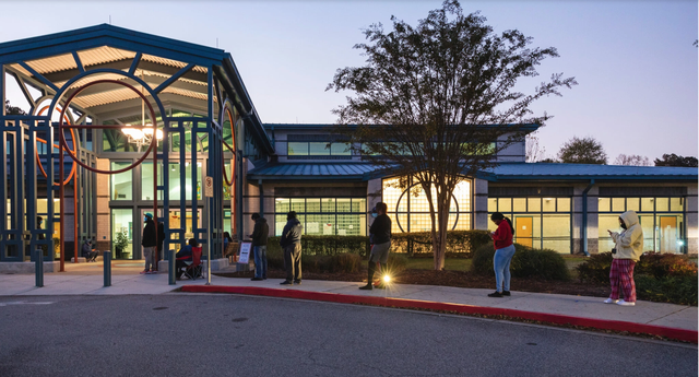 Các cử tri duy trì khoảng cách khi đi bầu cử sáng ngày 3/11