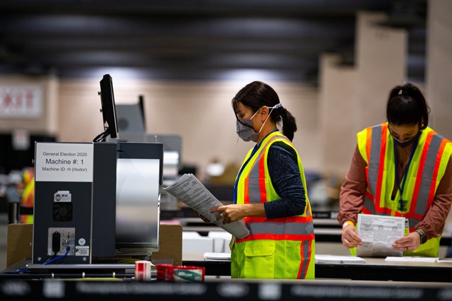 Các nhân viên tiến hành kiểm phiếu