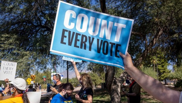 Biểu ngữ của nhóm ủng hộ ông Trump