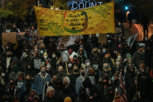 Người biểu tình tại Seattle yêu cầu mọi lá phiếu đều được kiểm