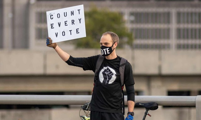 Một người biểu tình tại Atlanta giơ cao biểu ngữ