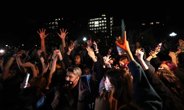 Một bữa tiệc ăn mừng trên đường phố khi ông Trump dường như sắp thua cuộc