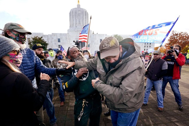 Xung đột giữa 2 nhóm cử tri sau khi kết quả được công bố