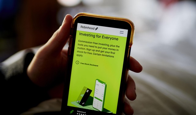 Robinhood hạn chế giao dịch với cổ phiếu GameStop. Ngay lập tức, nhiều nhà đầu tư cho biết sẽ kiện sàn giao dịch này, khiến giá cổ phiếu Robinhood xuống dốc