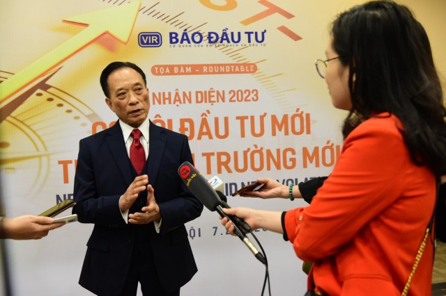 TS. Nguyễn Trí Hiếu, chuyên gia kinh tế trả lời phóng vấn báo chí bên lề Tọa đàm. Ảnh: Dũng Minh TS. Nguyễn Trí Hiếu, chuyên gia kinh tế trả lời phóng vấn báo chí bên lề Tọa đàm. Ảnh: Dũng Minh