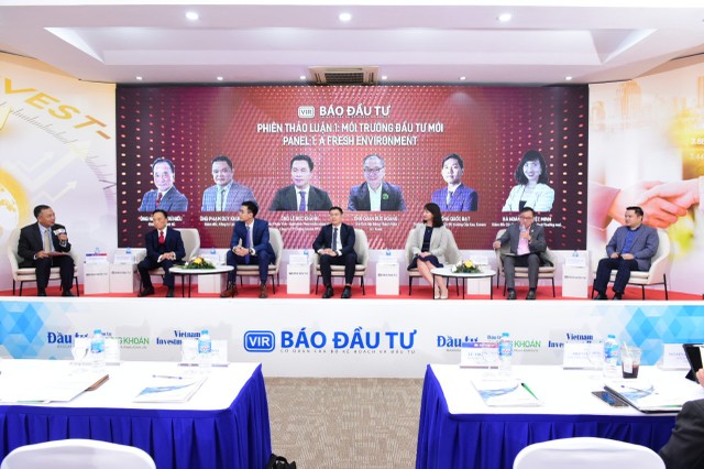 Các diễn giả trao đổi trong phiên 1 tọa đàm “Nhận diện 2023: Cơ hội đầu tư mới trong môi trường mới”. Ảnh: Dũng Minh Các diễn giả trao đổi trong phiên 1 tọa đàm “Nhận diện 2023: Cơ hội đầu tư mới trong môi trường mới”. Ảnh: Dũng Minh