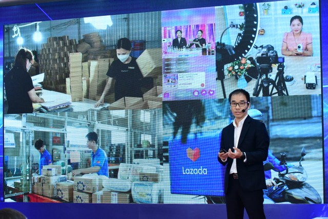 Ông Đặng Anh Dũng, Phó tổng giám đốc Lazada Việt Nam trình bày tại Diễn đàn Ông Đặng Anh Dũng, Phó tổng giám đốc Lazada Việt Nam trình bày tại Diễn đàn