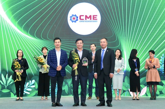 Đại diện CME Solar được vinh danh tại Hội thảo Phát triển bền vững 2023 Đại diện CME Solar được vinh danh tại Hội thảo Phát triển bền vững 2023