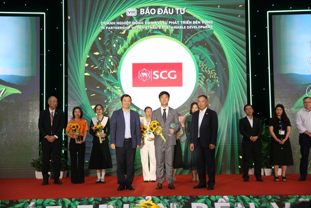 Đại diện SCG Việt Nam nhận Kỷ niệm chương “Doanh nghiệp đồng hành vì sự phát triển bền vững”
