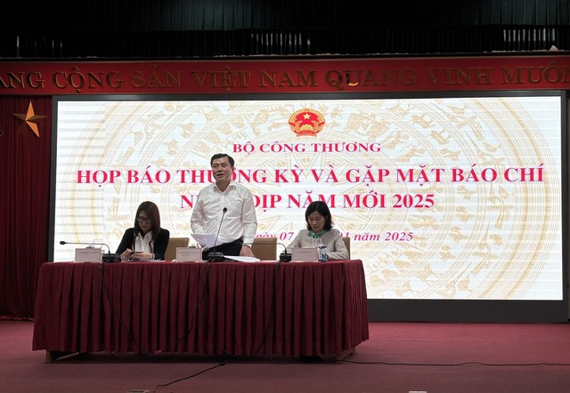 Thứ trưởng Bộ Công Thương Nguyễn Sinh Nhật Tân phát biểu tại Họp báo Thứ trưởng Bộ Công Thương Nguyễn Sinh Nhật Tân phát biểu tại Họp báo