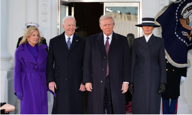 Ông Bidens và ông Trump cùng vợ tại Nhà Trắng, trước khi vào trong uống trà. Ảnh: AP Ông Bidens và ông Trump cùng vợ tại Nhà Trắng, trước khi vào trong uống trà. Ảnh: AP