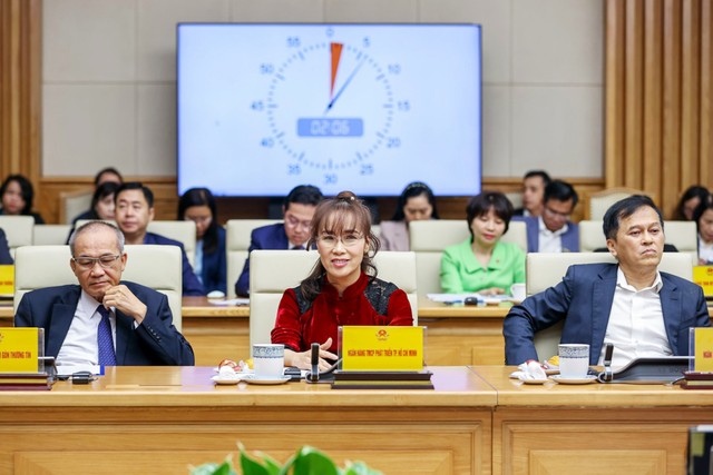 Bà Nguyễn Thị Phương Thảo (giữa), Phó Chủ tịch thường trực HDQT HDBank và lãnh đạo các doanh nghiệp dự hội nghị