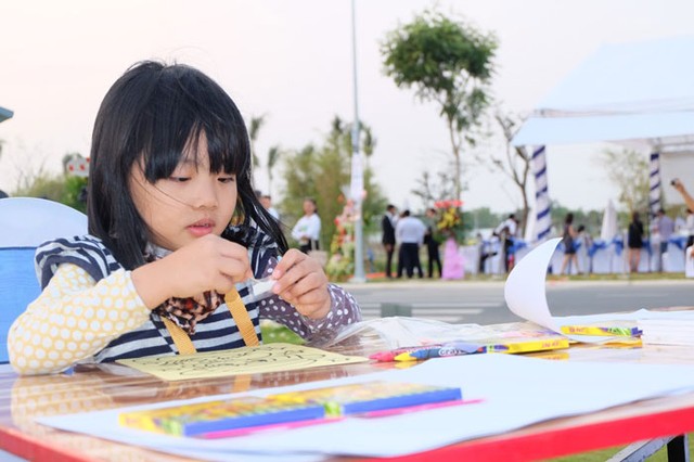 Khách hàng chen chân giành cơ hội sở hữu nhà phố hướng thủy tại Tiểu khu Sapphire ảnh 3 Khách hàng chen chân giành cơ hội sở hữu nhà phố hướng thủy tại Tiểu khu Sapphire ảnh 3