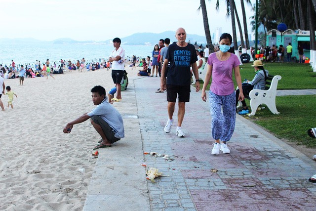 Bãi biển Nha Trang bị rác “tấn công” trong dịp lễ 30/4 ảnh 4 Bãi biển Nha Trang bị rác “tấn công” trong dịp lễ 30/4 ảnh 4