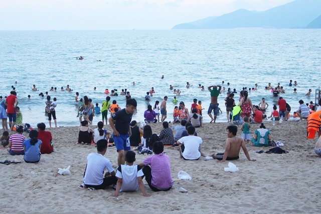 Bãi biển Nha Trang bị rác “tấn công” trong dịp lễ 30/4 ảnh 5 Bãi biển Nha Trang bị rác “tấn công” trong dịp lễ 30/4 ảnh 5