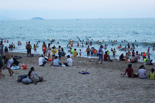 Bãi biển Nha Trang bị rác “tấn công” trong dịp lễ 30/4 ảnh 6 Bãi biển Nha Trang bị rác “tấn công” trong dịp lễ 30/4 ảnh 6