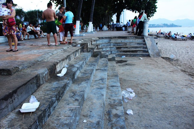 Bãi biển Nha Trang bị rác “tấn công” trong dịp lễ 30/4 ảnh 7 Bãi biển Nha Trang bị rác “tấn công” trong dịp lễ 30/4 ảnh 7