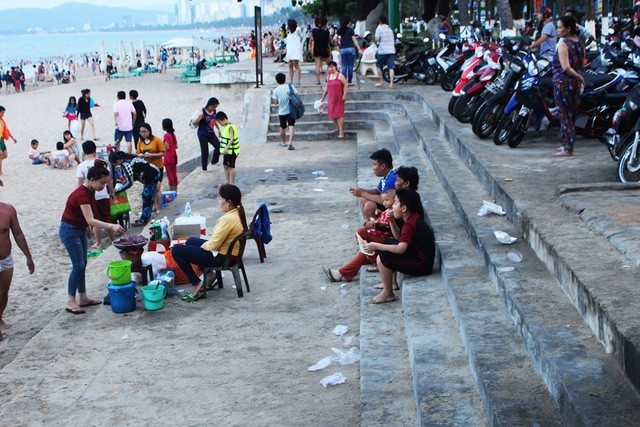 Bãi biển Nha Trang bị rác “tấn công” trong dịp lễ 30/4 ảnh 8 Bãi biển Nha Trang bị rác “tấn công” trong dịp lễ 30/4 ảnh 8