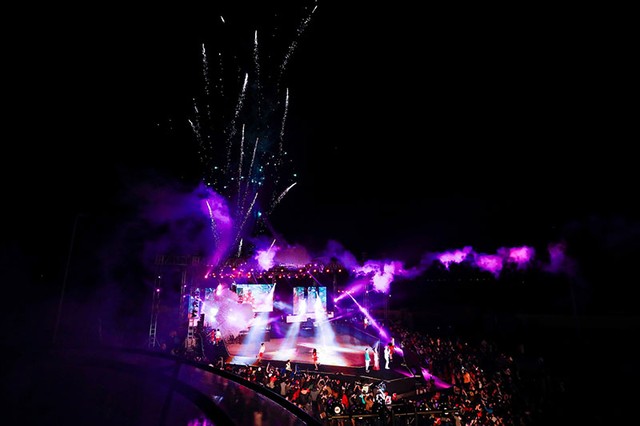 Đà Nẵng đón Noel lung linh với cây thông pha lê cao kỷ lục ảnh 2 Đà Nẵng đón Noel lung linh với cây thông pha lê cao kỷ lục ảnh 2