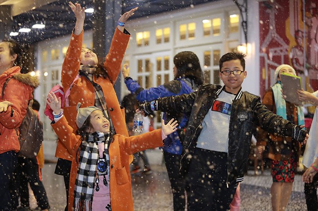 Đà Nẵng đón Noel lung linh với cây thông pha lê cao kỷ lục ảnh 6 Đà Nẵng đón Noel lung linh với cây thông pha lê cao kỷ lục ảnh 6