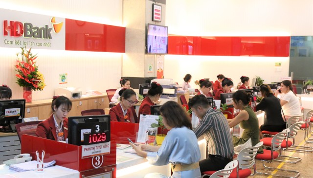 Hiện HDBank có trên 300 điểm giao dịch ngân hàng, 18.000 điểm giao dịch tài chính, 17.000 Cán bộ nhân viên. Hiện HDBank có trên 300 điểm giao dịch ngân hàng, 18.000 điểm giao dịch tài chính, 17.000 Cán bộ nhân viên.