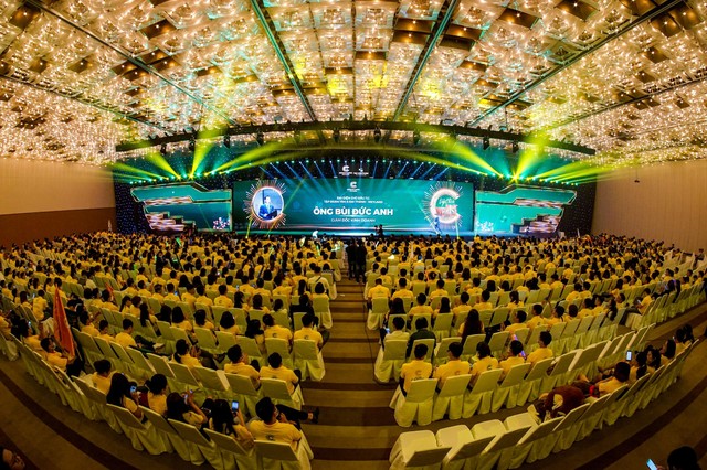 Hơn 1.300 chiến binh kinh doanh hăng hái khí thế ra quân.