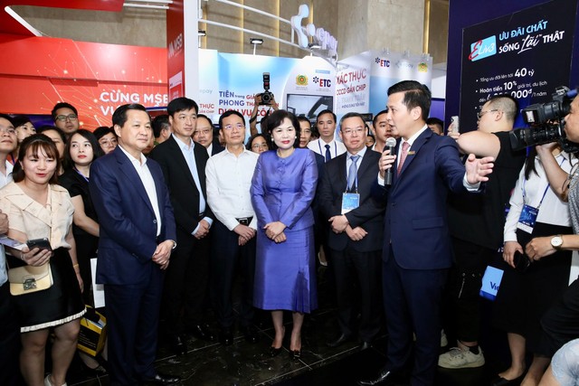 Phó thủ tướng Lê Minh Khái, Thống đốc Nguyễn Thị Hồng cùng các đại biểu tham quan gian hàng của VietinBank Phó thủ tướng Lê Minh Khái, Thống đốc Nguyễn Thị Hồng cùng các đại biểu tham quan gian hàng của VietinBank