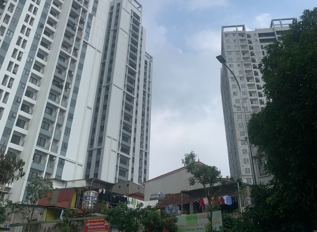 Con đường chính giữa nội khu đang bị chắn bởi các hộ dân Con đường chính giữa nội khu đang bị chắn bởi các hộ dân