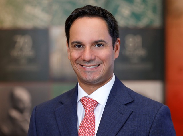 Ông Ahmed Yeganeh, Giám đốc Khối Dịch vụ Ngân hàng doanh nghiệp, HSBC Việt Nam Ông Ahmed Yeganeh, Giám đốc Khối Dịch vụ Ngân hàng doanh nghiệp, HSBC Việt Nam