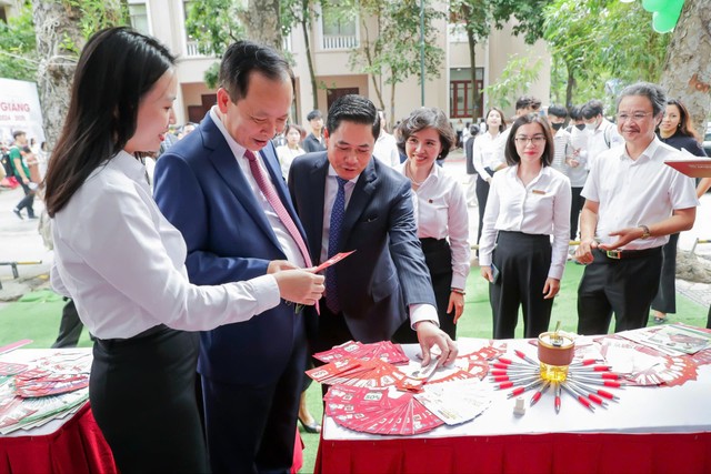 Phó Thống đốc thường trực NHNN Đào Minh Tú thăm gian hàng của Agribank tại sự kiện